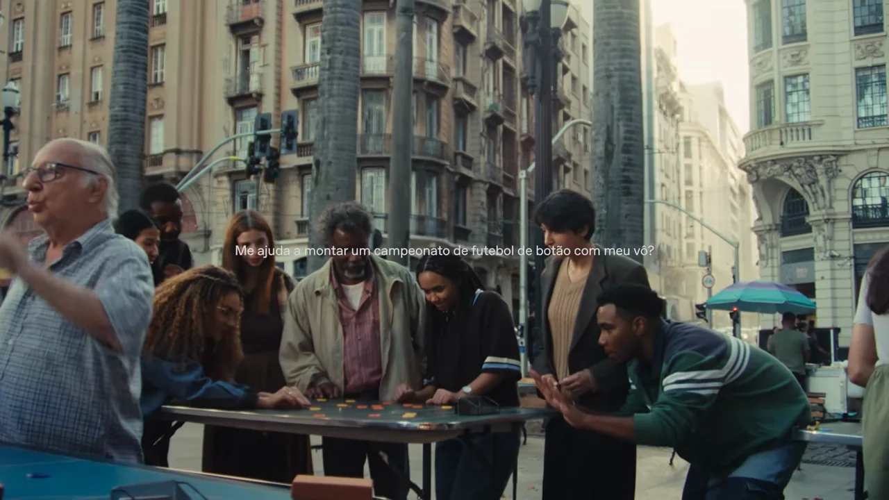 A short Portuguese request appears across the live scene.